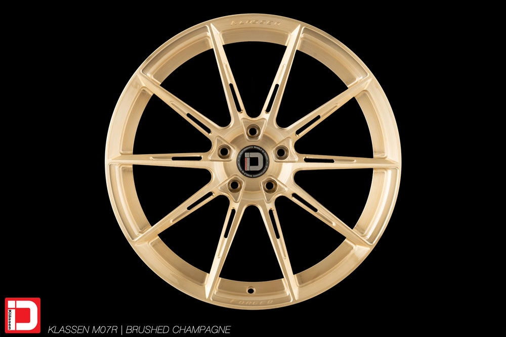 KlasseniD M07R forged monoblock in a Brushed Champagne finish.