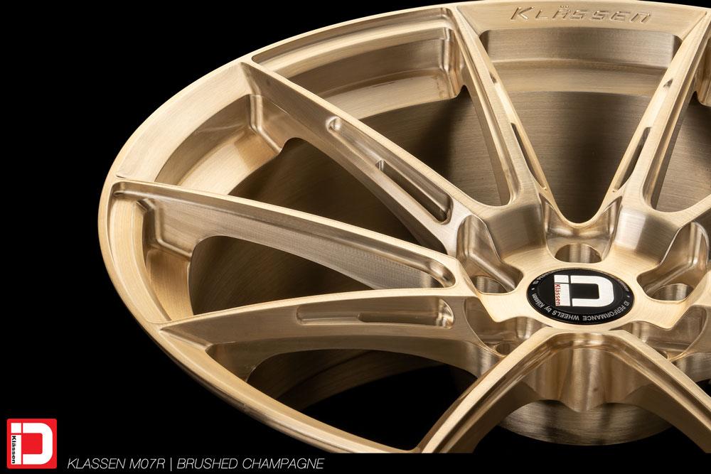 KlasseniD M07R forged monoblock in a Brushed Champagne finish.