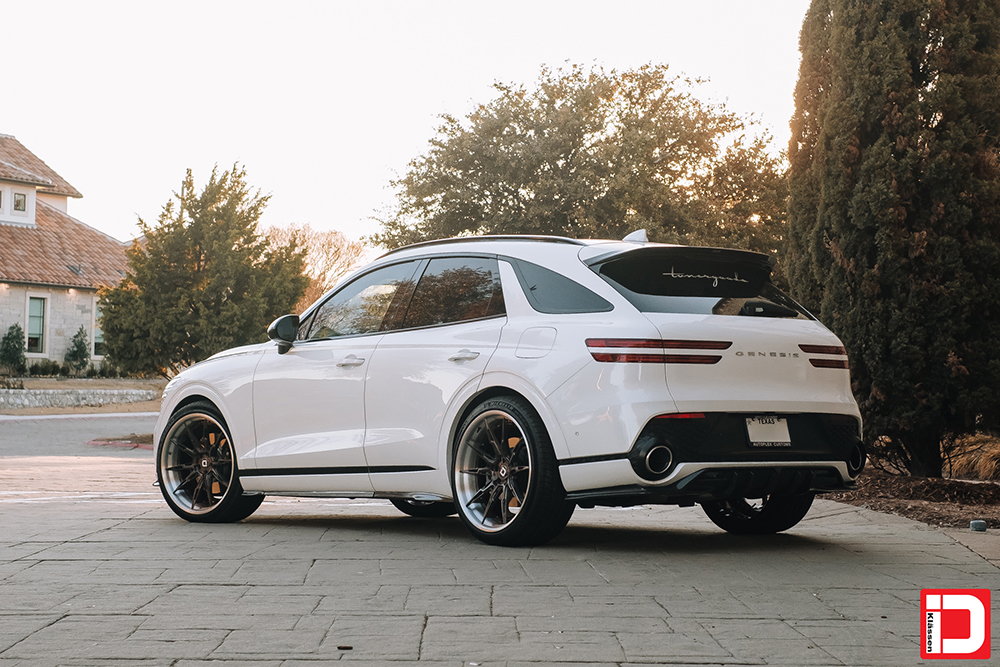 Genesis GV70 on our KlasseniD Wheels CS08R in Brushed Black Chrome with Brushed Clear Lip and Black Cherry Hardware.
