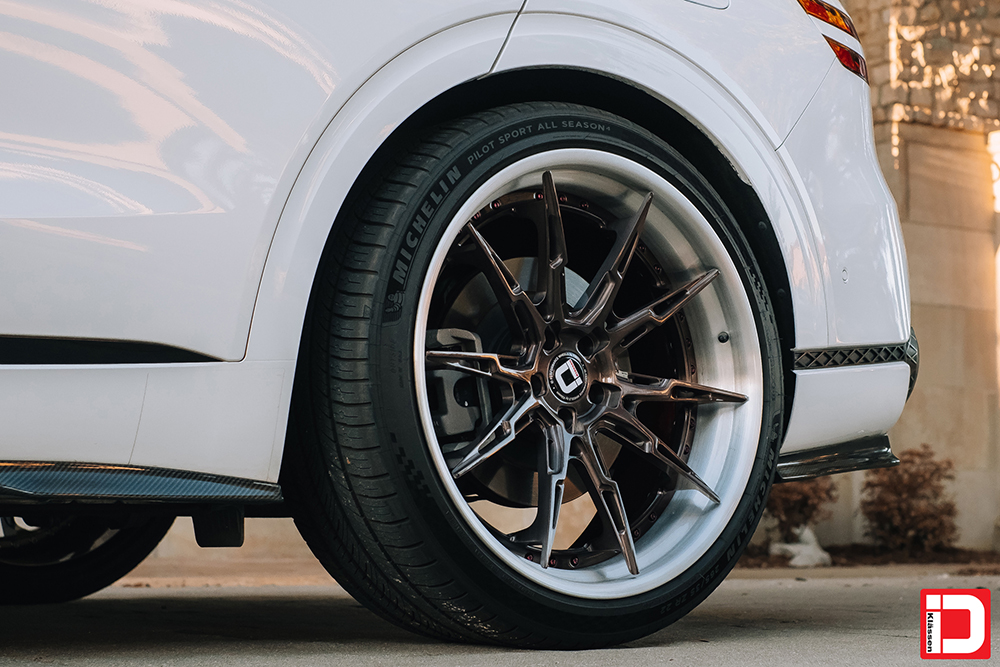 Genesis GV70 on our KlasseniD Wheels CS08R in Brushed Black Chrome with Brushed Clear Lip and Black Cherry Hardware.