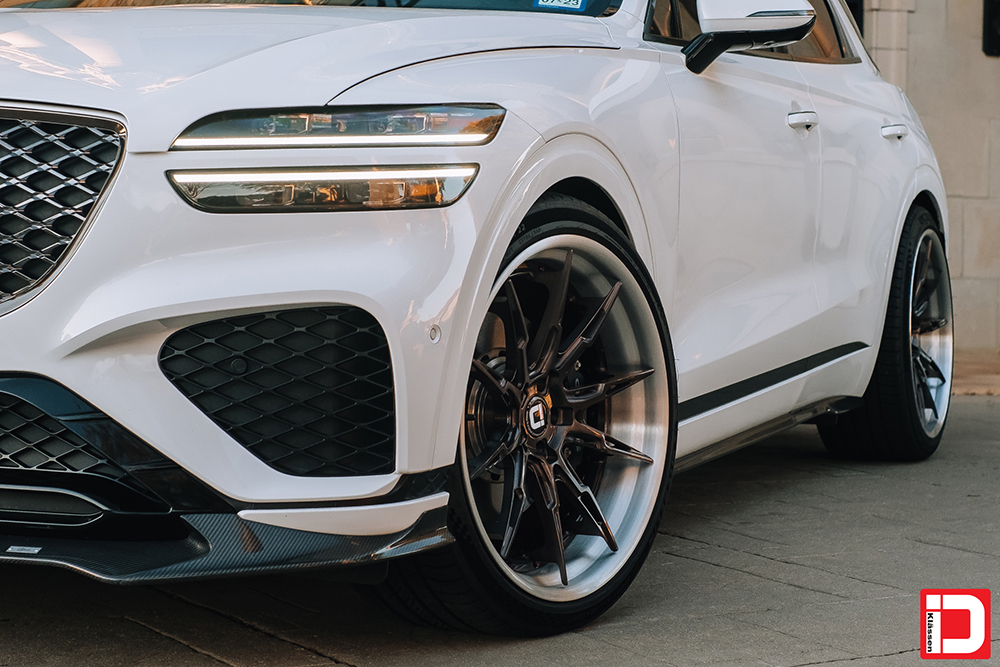 Genesis GV70 on our KlasseniD Wheels CS08R in Brushed Black Chrome with Brushed Clear Lip and Black Cherry Hardware.