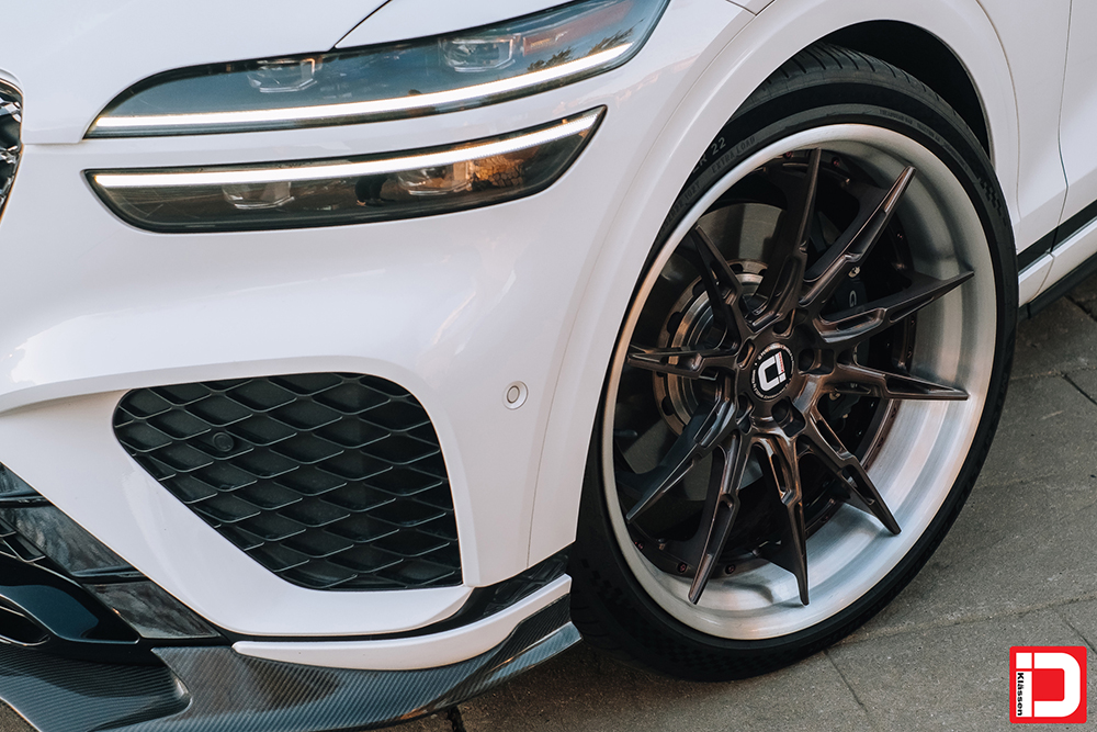 Genesis GV70 on our KlasseniD Wheels CS08R in Brushed Black Chrome with Brushed Clear Lip and Black Cherry Hardware.