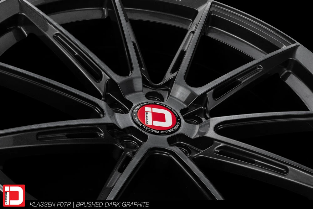 KlasseniD F07R Form+ wheels in the standard Brushed Dark Graphite finish.