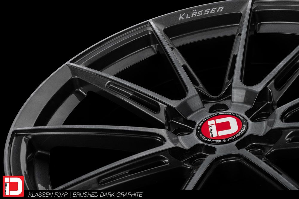 KlasseniD F07R Form+ wheels in the standard Brushed Dark Graphite finish.
